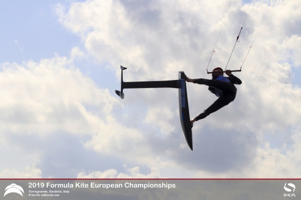 First skirmishes at Europeans upset the form book in thrilling racing in Italy